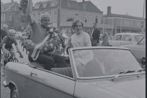 Frits Schür honored in a 204 convertible